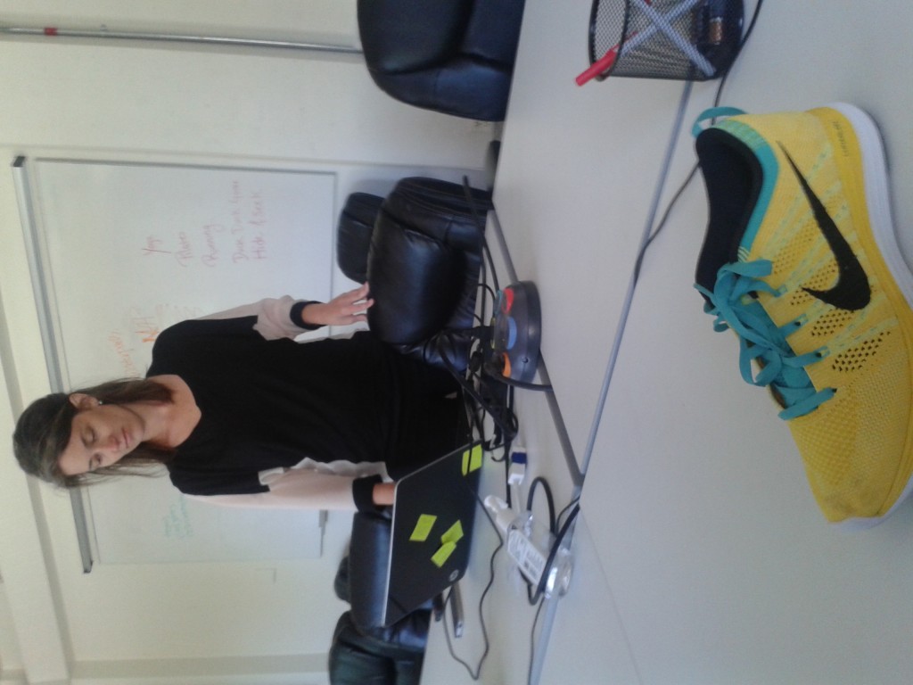 Ann Rogan (Singularity) mutatja a 3D-s Nike cipőt. (Ez még nyáron készült fotó a Nasa parkban)