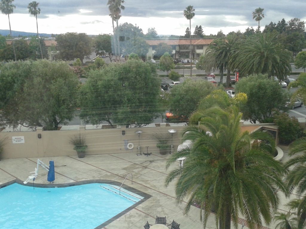 Szílícium völgy a szálloda ablakából (Santa Clara Hyatt). A medence nem jellemző itt.