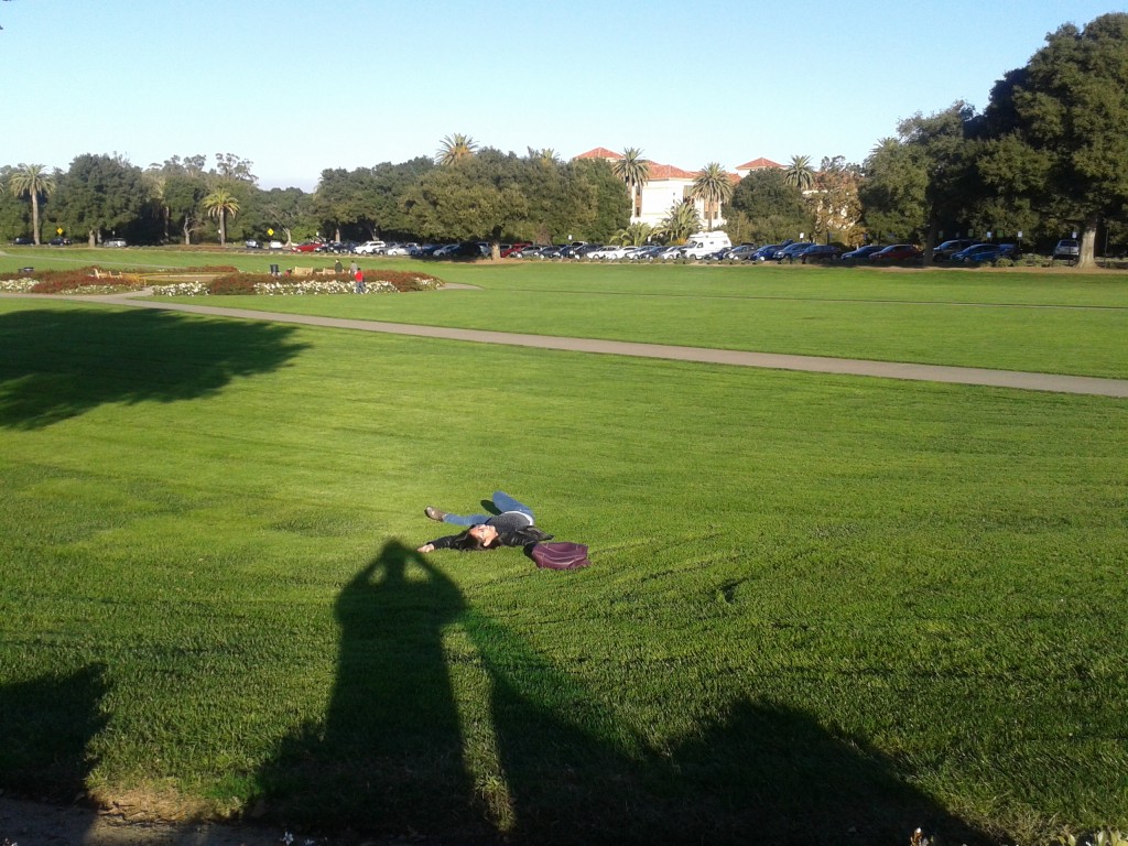 kínai kísérőm és kollégám úgy döntött, hogy a következő meetingjéig fekszik a Stanford előtti gyepen. Ott ez a killer és több diákot is láttunk fejjel lefelé (!) aludni a fűben. (Ezt hogy csinálták??)