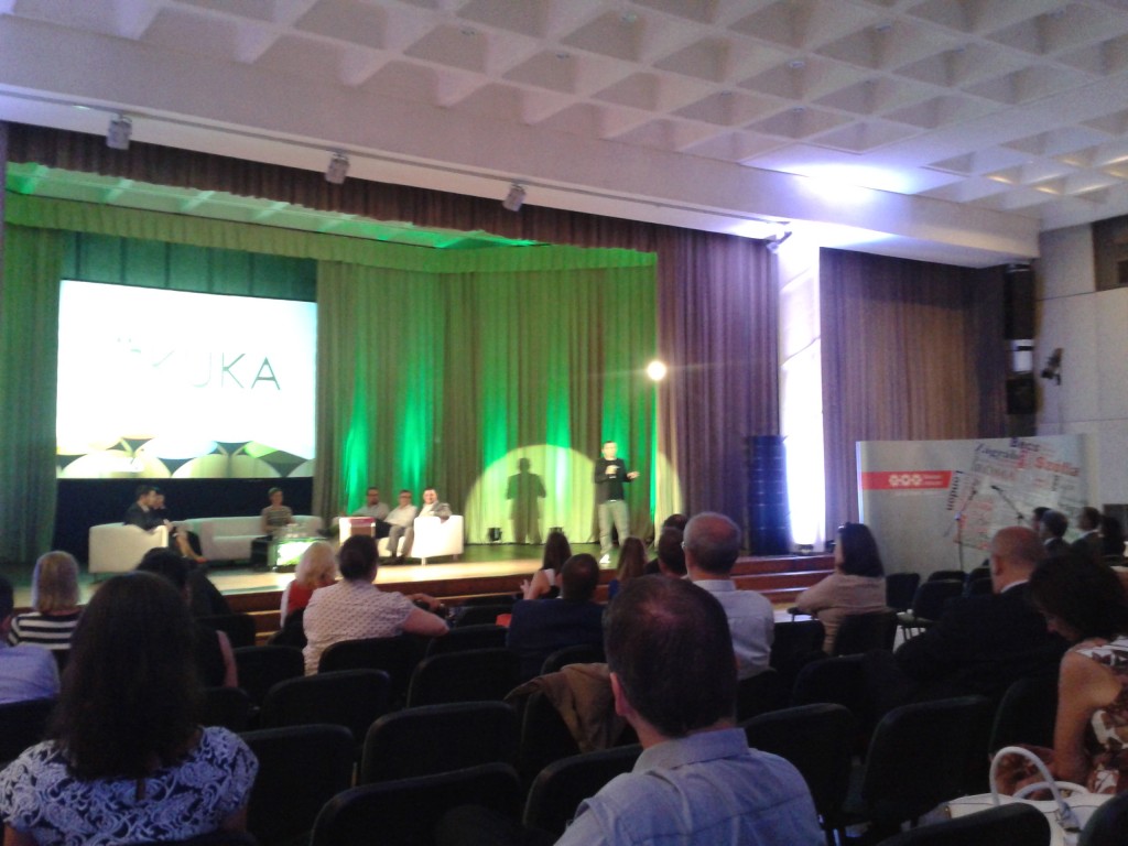Ökuka (Climate-KIC-es start-up-om) pitch-csel. nagy színpad, kb. 100-150 fő