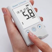 Telemedicinás rendszerrel összekapcsolható vércukormérőt kap ezer magyar háziorvos