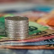 Otthon is gyarapodik a lakosság: Fejenként 600 ezer forintot tartunk a párnacihában