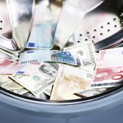 Egyre többet költenek a bankok a pénzmosás megelőzésére
