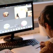 Miért fontos letakarni gyermekeink webkameráját?