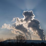 A szén-dioxid-mentesítés globális ütemét az ötszörösére kellene növelni