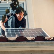Spórolás megújuló energiával: hogyan csökkenthetők a gáz- és villamosenergia árak?