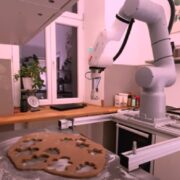 Íme egy robot, a GoFa, amely karácsonyi sütit készít