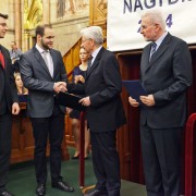 Nagyágyúk között innoválni