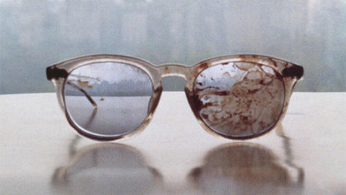 John Lennon szemüvege, a halála után. 